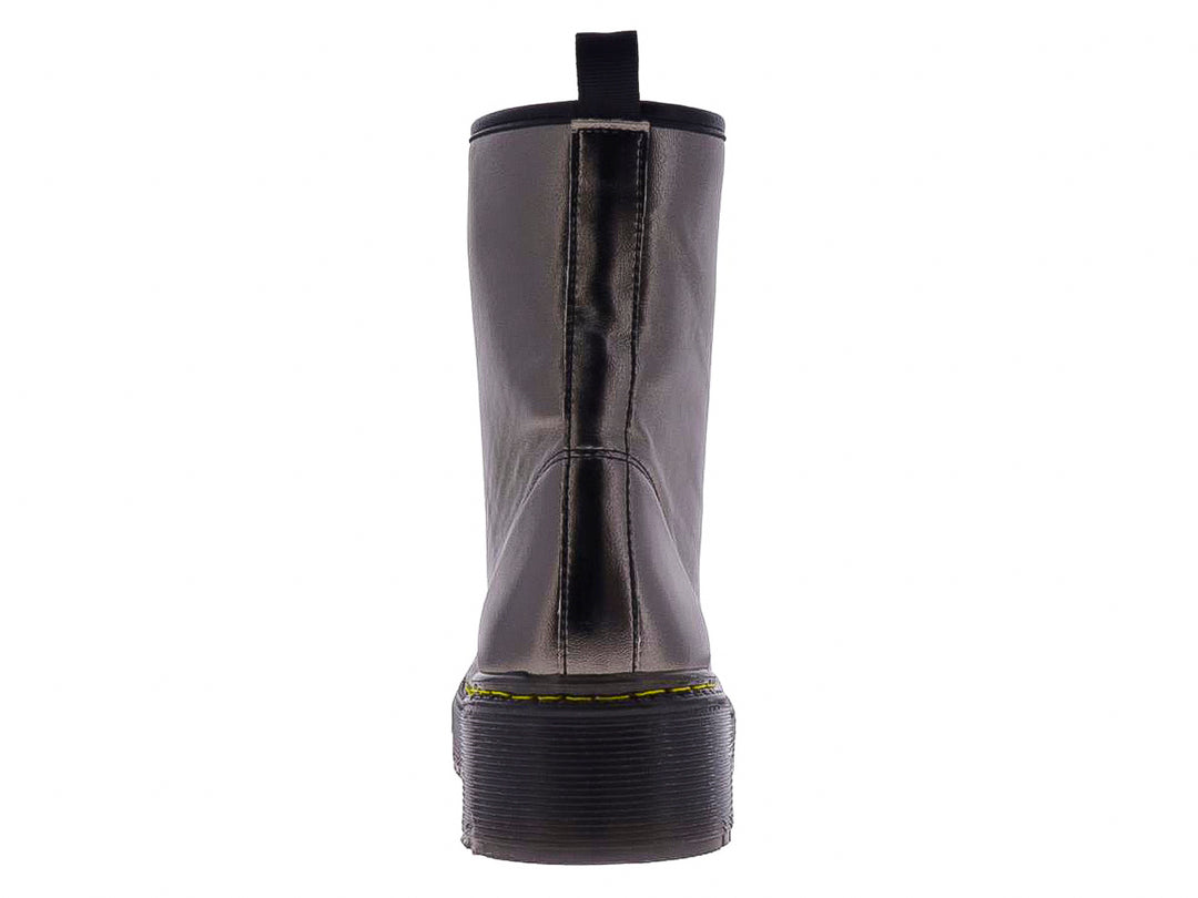 Bota militar gris metalizada con cordones negros y suela de plataforma negra con costura amarilla.