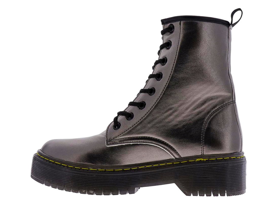 Bota militar gris metalizada con cordones negros y suela de plataforma negra con costura amarilla.