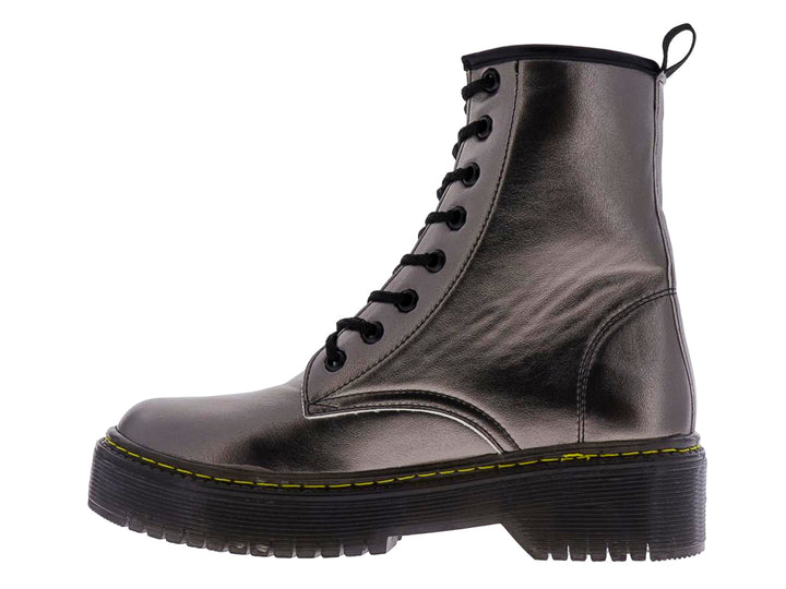 Bota militar gris metalizada con cordones negros y suela de plataforma negra con costura amarilla.