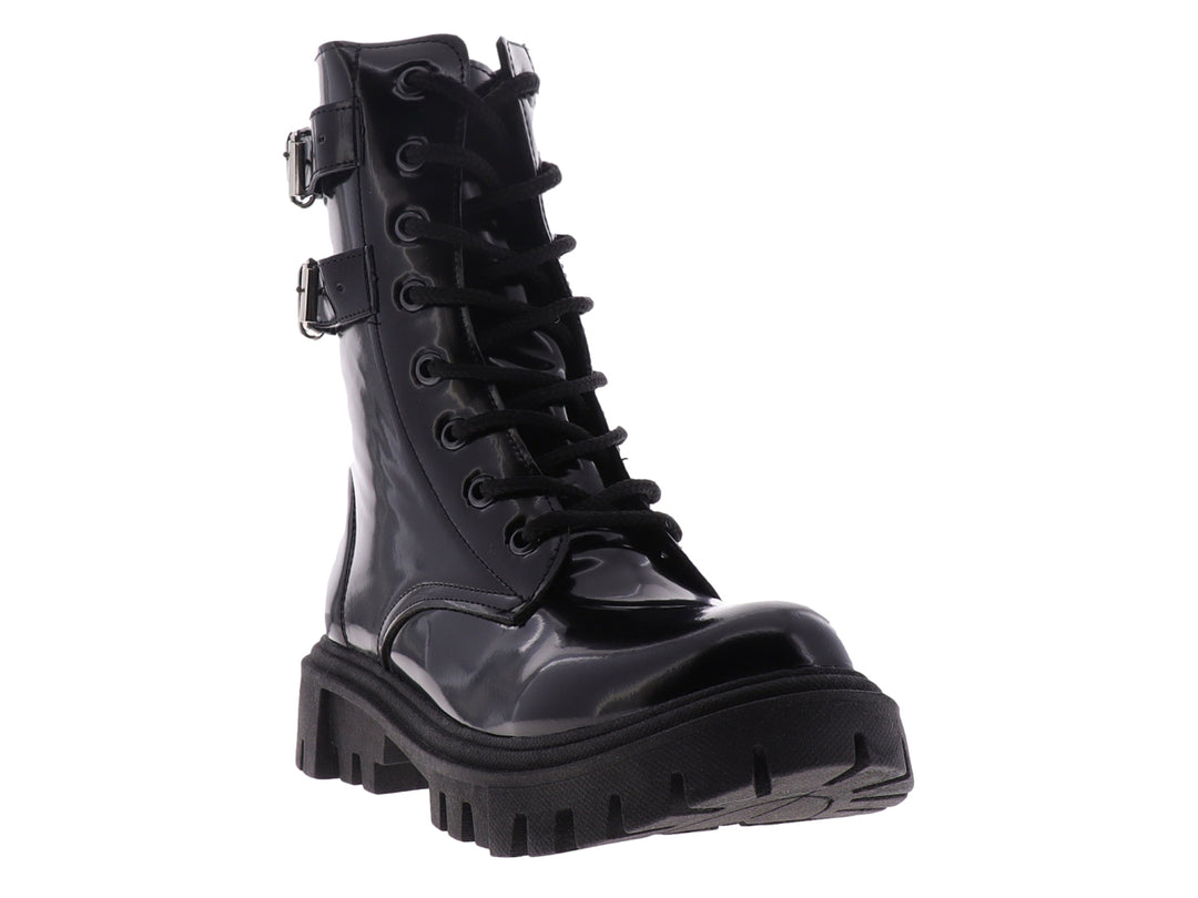 Bota negra de caña alta con agujetas, hebillas laterales y suela track gruesa.