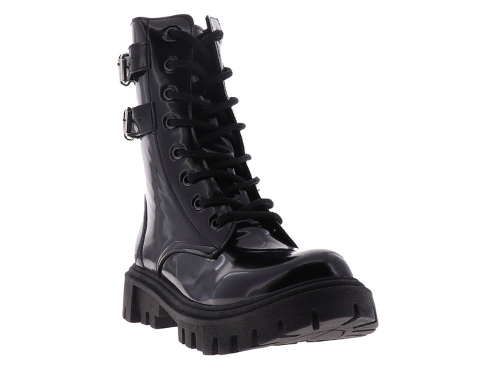 Bota negra de caña alta con agujetas, hebillas laterales y suela track gruesa.