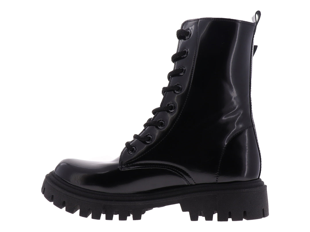 Bota negra de caña alta con agujetas, hebillas laterales y suela track gruesa.