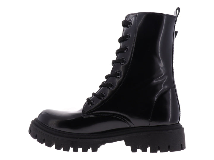 Bota negra de caña alta con agujetas, hebillas laterales y suela track gruesa.