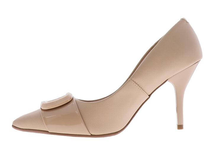 Zapato de tacón beige para mujer con detalle brillante en la punta y tacón delgado.