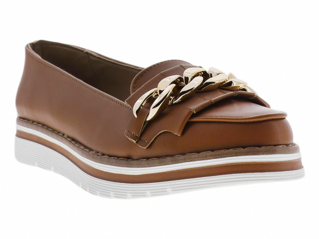Zapato mocasín color marrón con detalle de cadena dorada y suela blanca de plataforma.