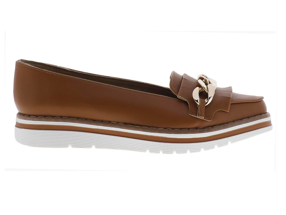 Zapato mocasín color marrón con detalle de cadena dorada y suela blanca de plataforma.
