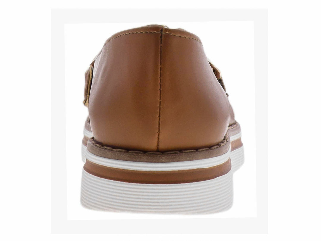 Zapato mocasín color marrón con detalle de cadena dorada y suela blanca de plataforma.