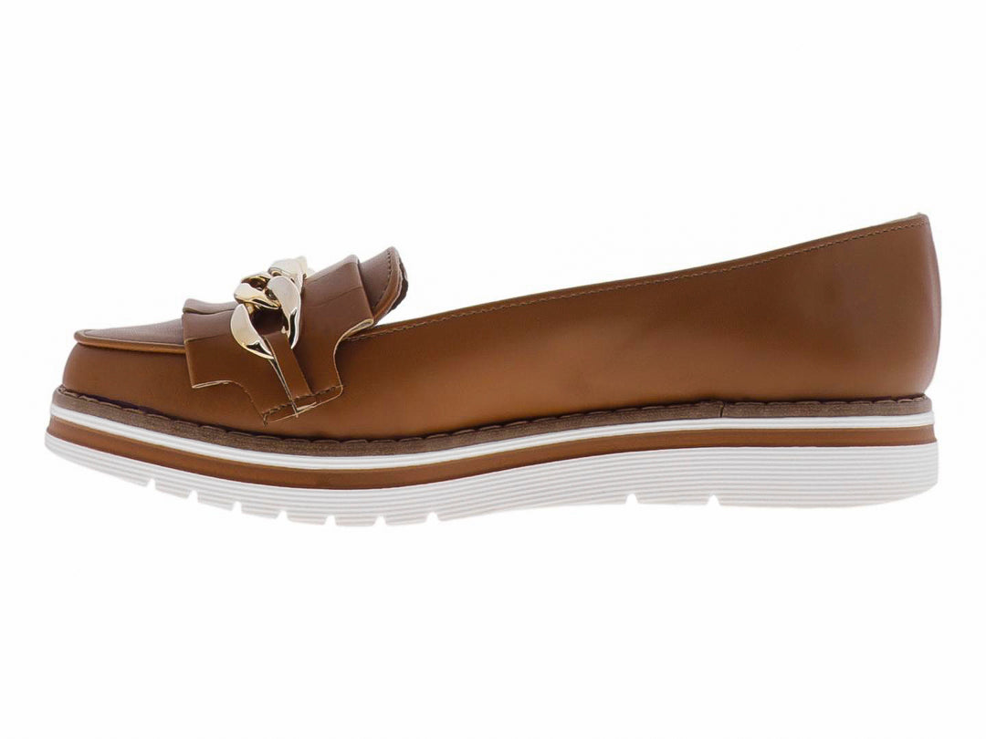 Zapato mocasín color marrón con detalle de cadena dorada y suela blanca de plataforma.
