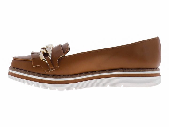 Zapato mocasín color marrón con detalle de cadena dorada y suela blanca de plataforma.