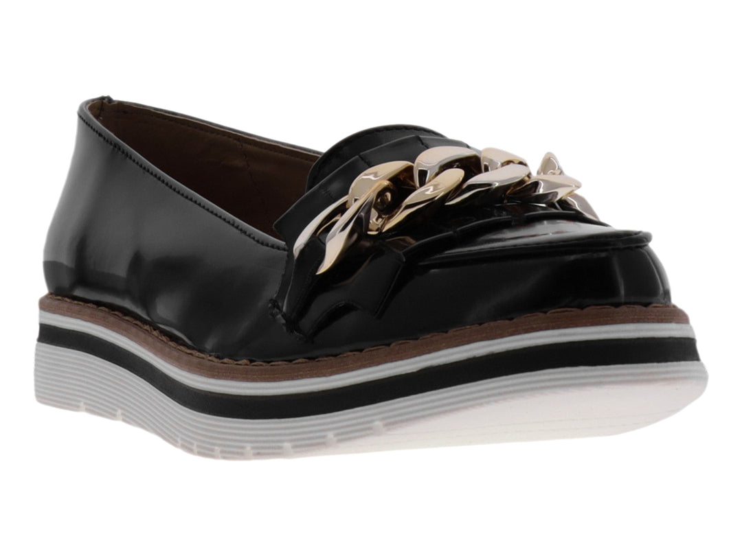 Mocasín negro brillante con suela blanca de plataforma y detalle de cadena dorada.