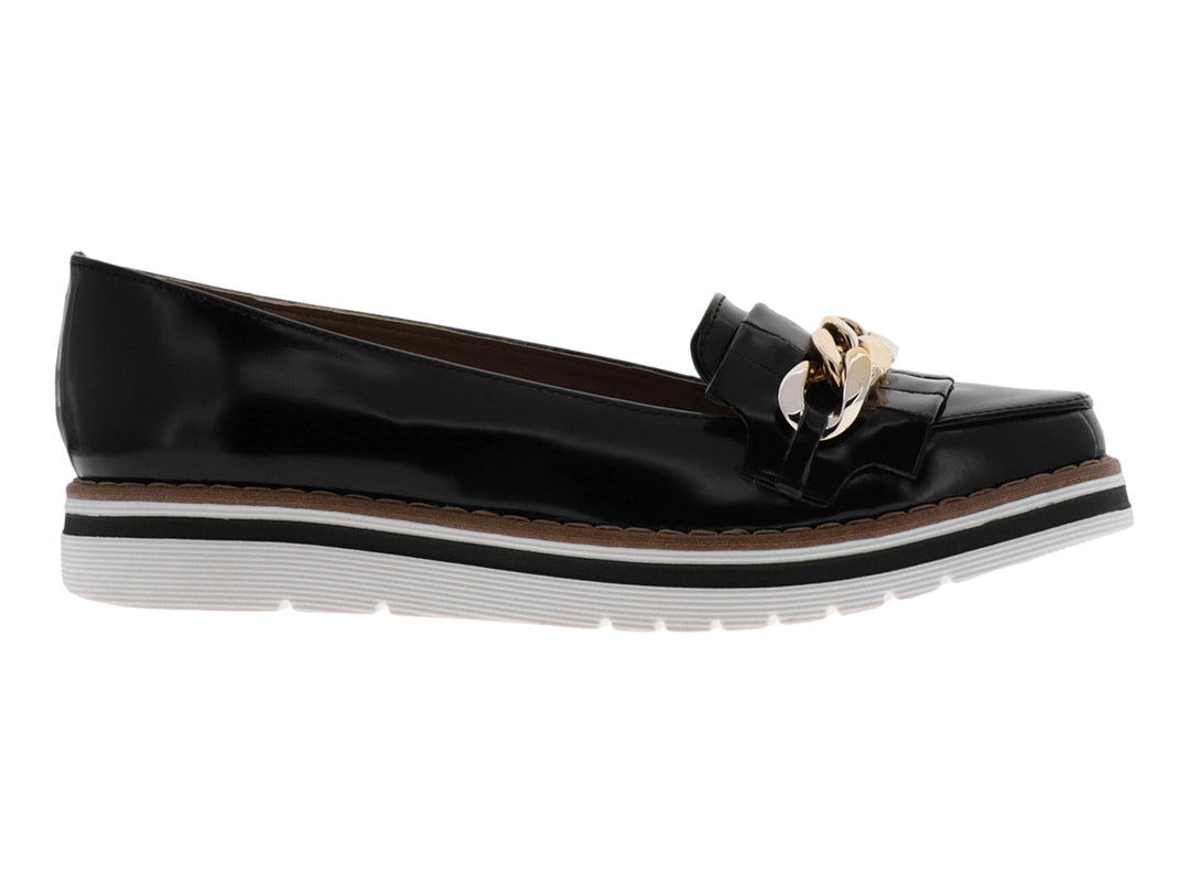 Mocasín negro brillante con suela blanca de plataforma y detalle de cadena dorada.