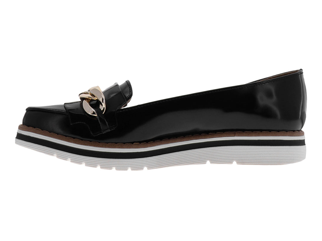 Mocasín negro brillante con suela blanca de plataforma y detalle de cadena dorada.