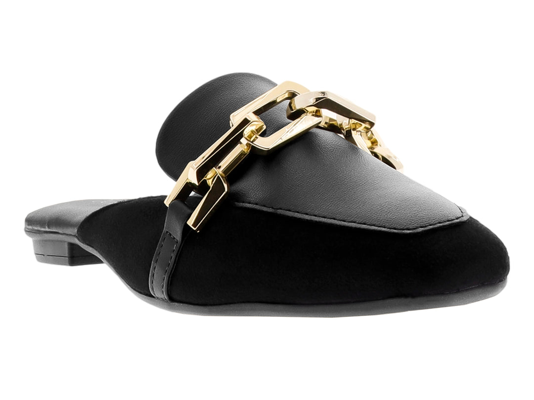 Zapato negro para mujer estilo mule con detalle de cadena dorada en la parte superior.
