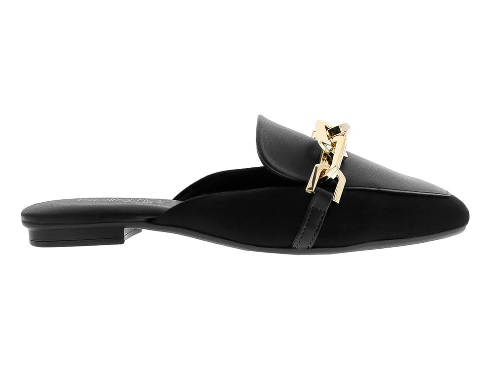 Zapato negro para mujer estilo mule con detalle de cadena dorada en la parte superior.