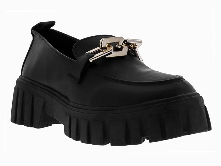 Mocasín negro de plataforma con detalle de cadena dorada y acabado mate.