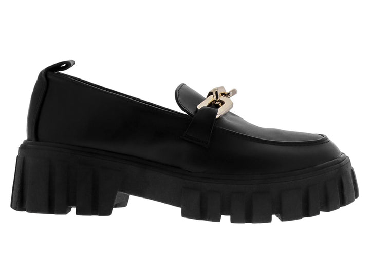 Mocasín negro de plataforma con detalle de cadena dorada y acabado mate.