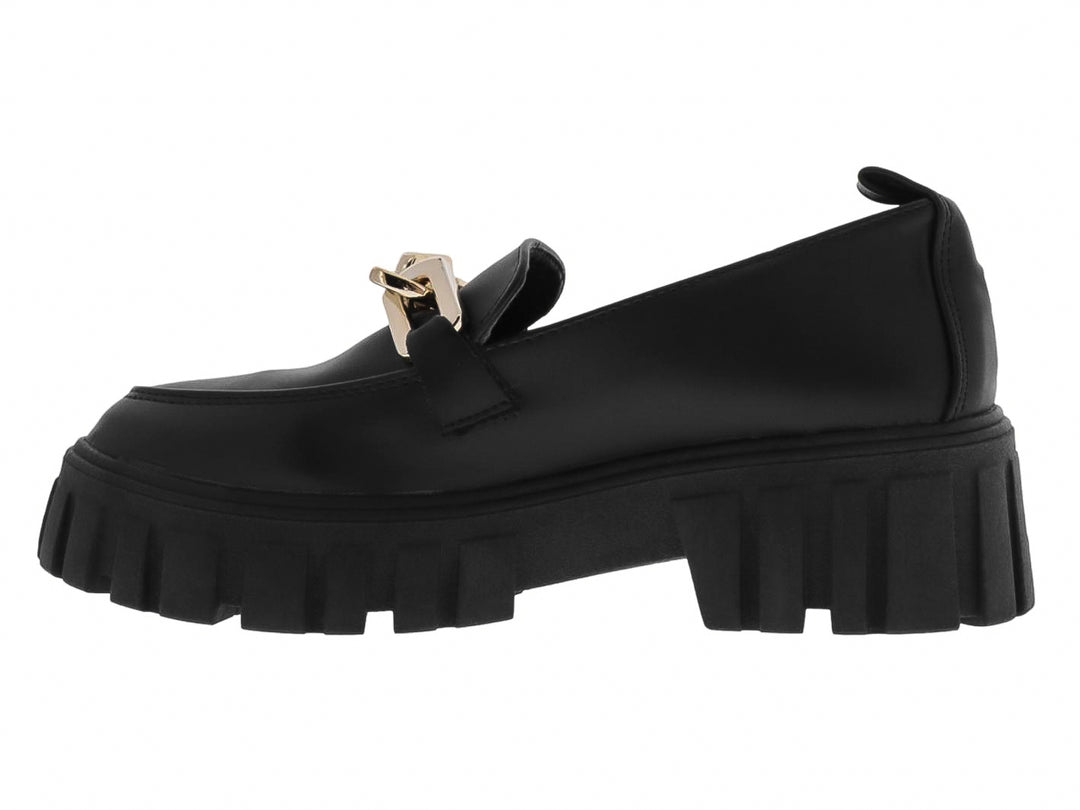 Mocasín negro de plataforma con detalle de cadena dorada y acabado mate.