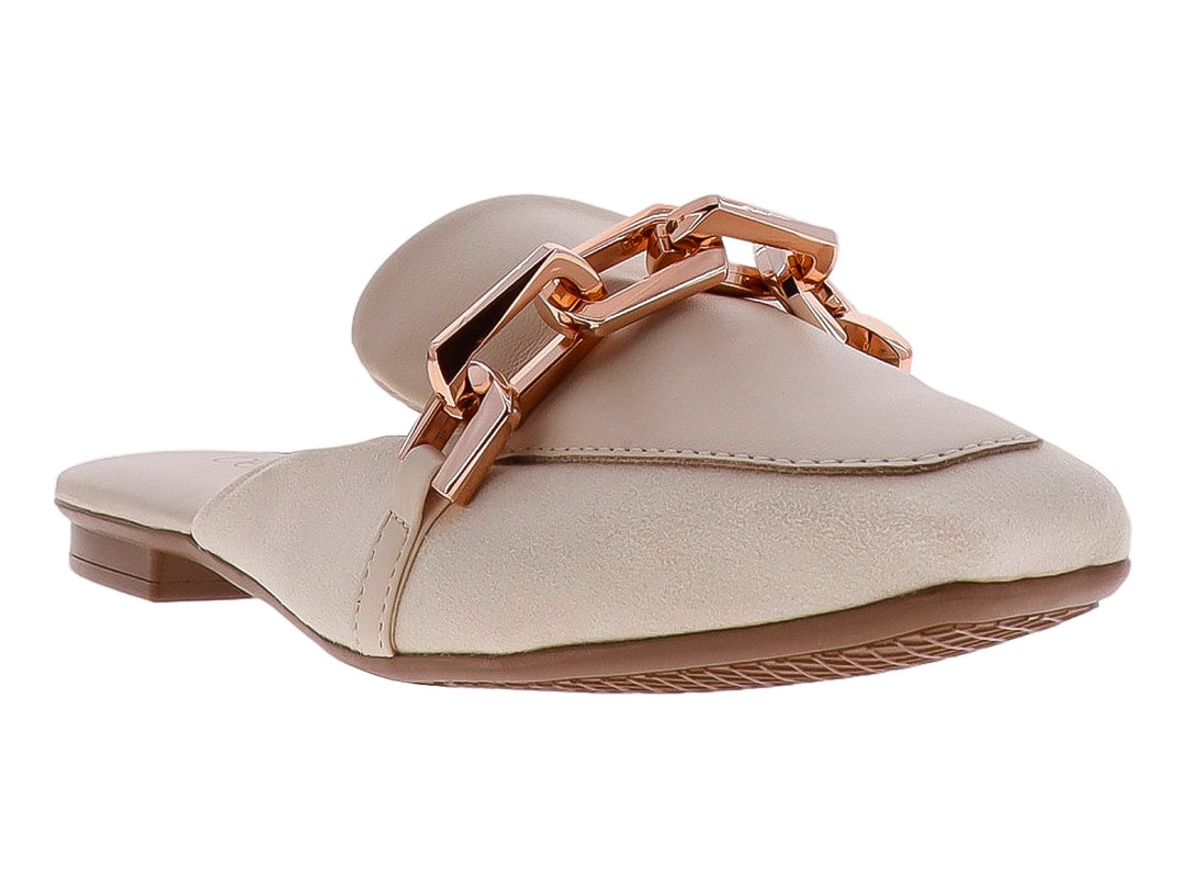 Zapato tipo mule color creme con detalle de cadena metálica dorada en la parte superior.