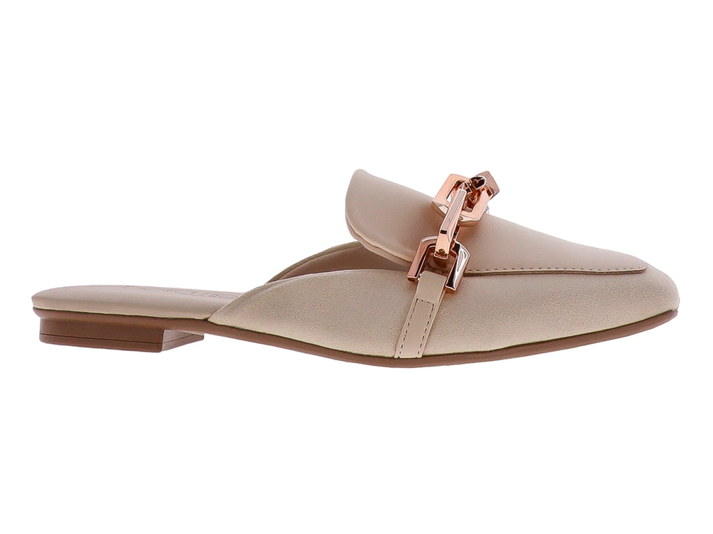 Zapato tipo mule color creme con detalle de cadena metálica dorada en la parte superior.