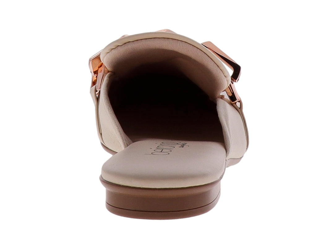 Zapato tipo mule color creme con detalle de cadena metálica dorada en la parte superior.