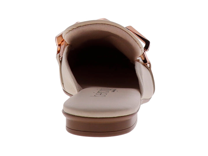 Zapato tipo mule color creme con detalle de cadena metálica dorada en la parte superior.