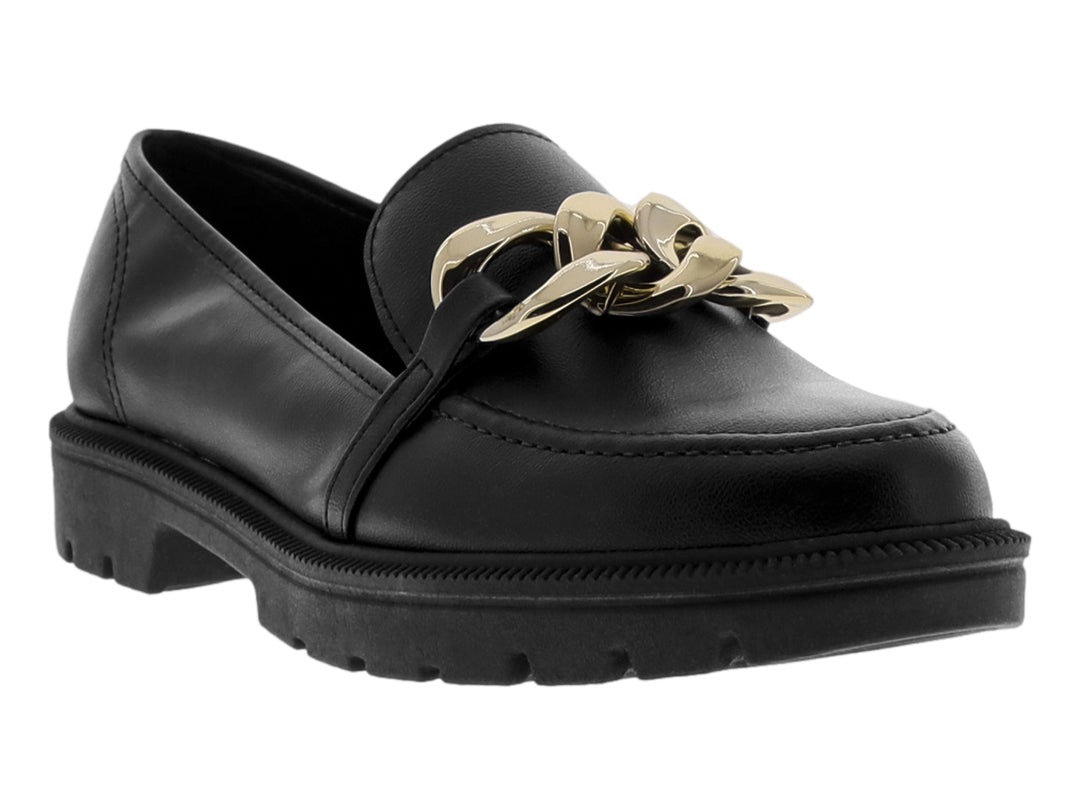 Zapato tipo mocasín negro con cadena decorativa dorada y suela gruesa