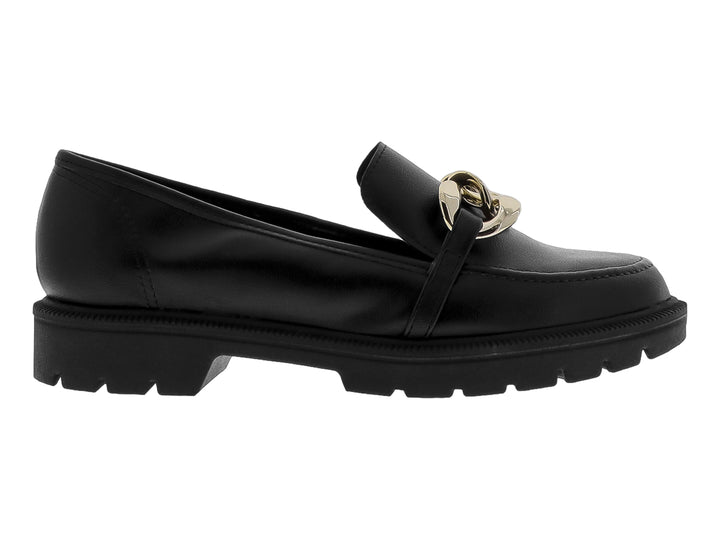 Zapato tipo mocasín negro con cadena decorativa dorada y suela gruesa