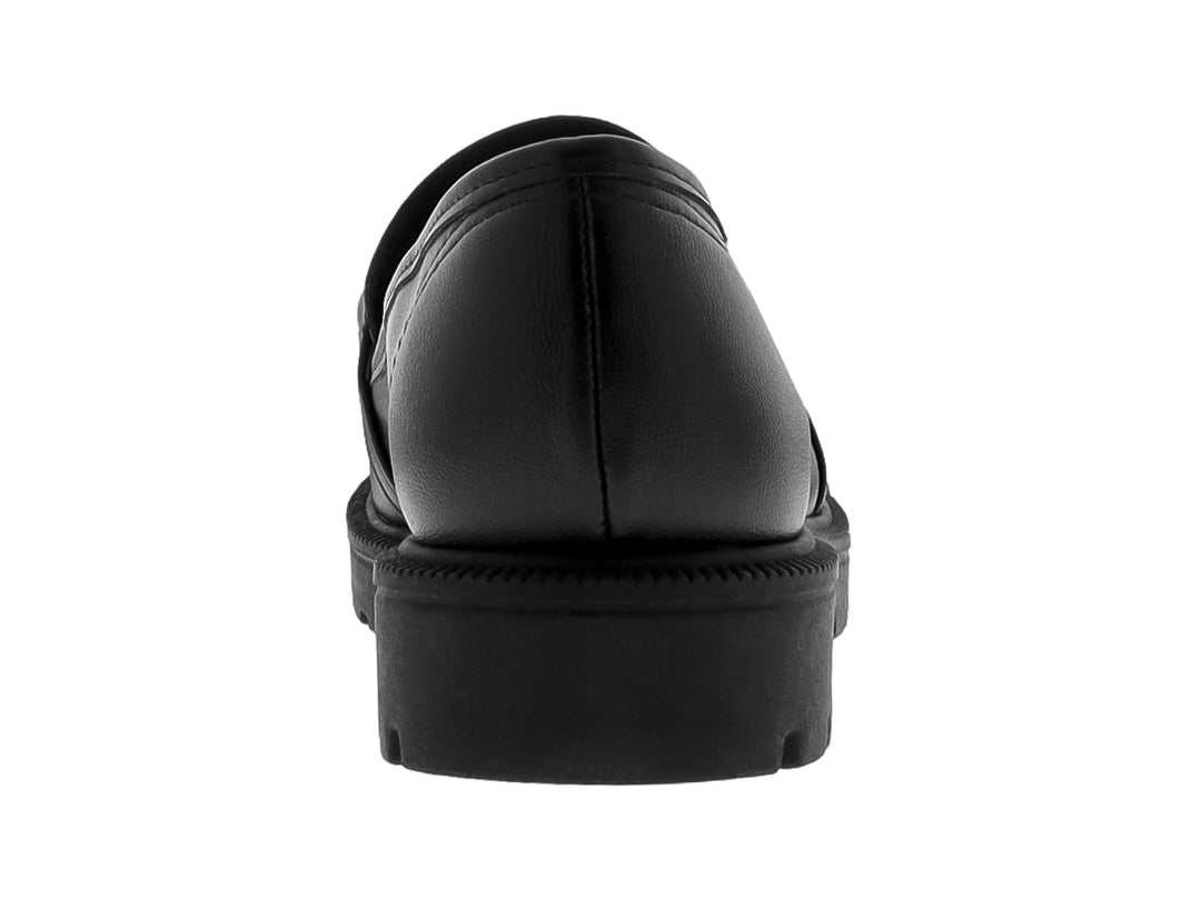 Zapato tipo mocasín negro con cadena decorativa dorada y suela gruesa