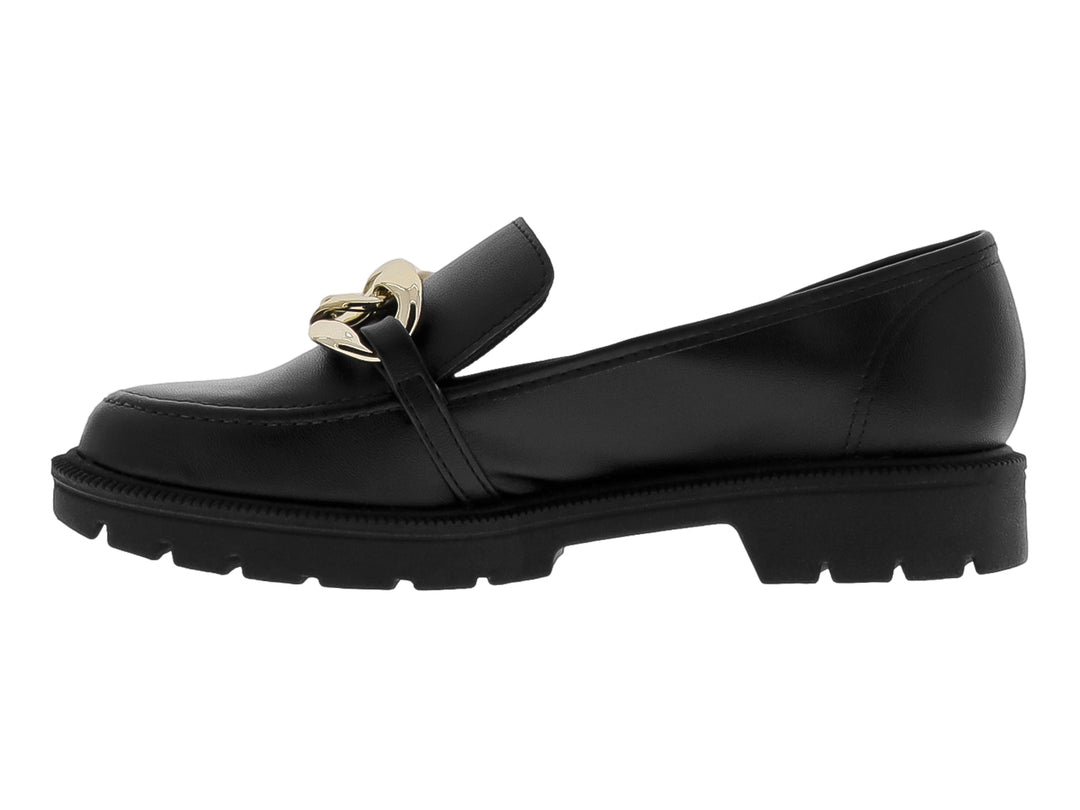 Zapato tipo mocasín negro con cadena decorativa dorada y suela gruesa
