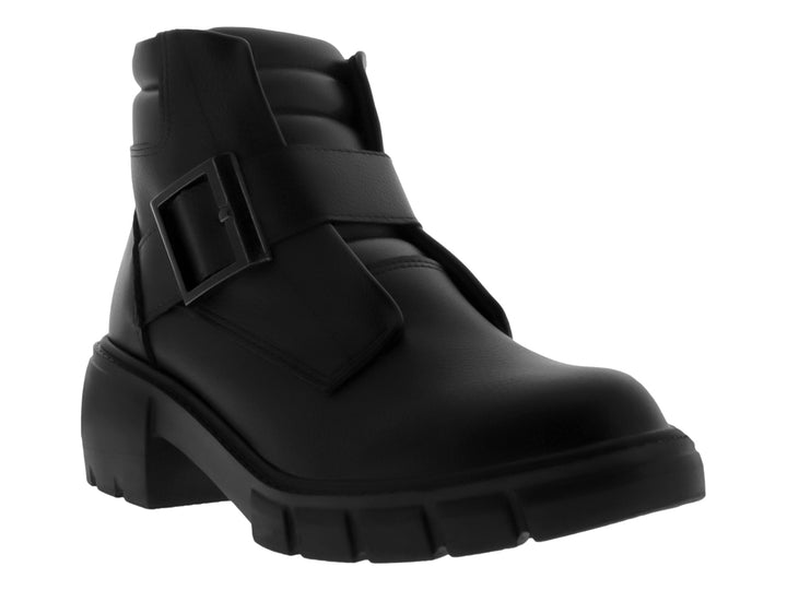 Bota negra de cuero con suela track y correa con hebilla.