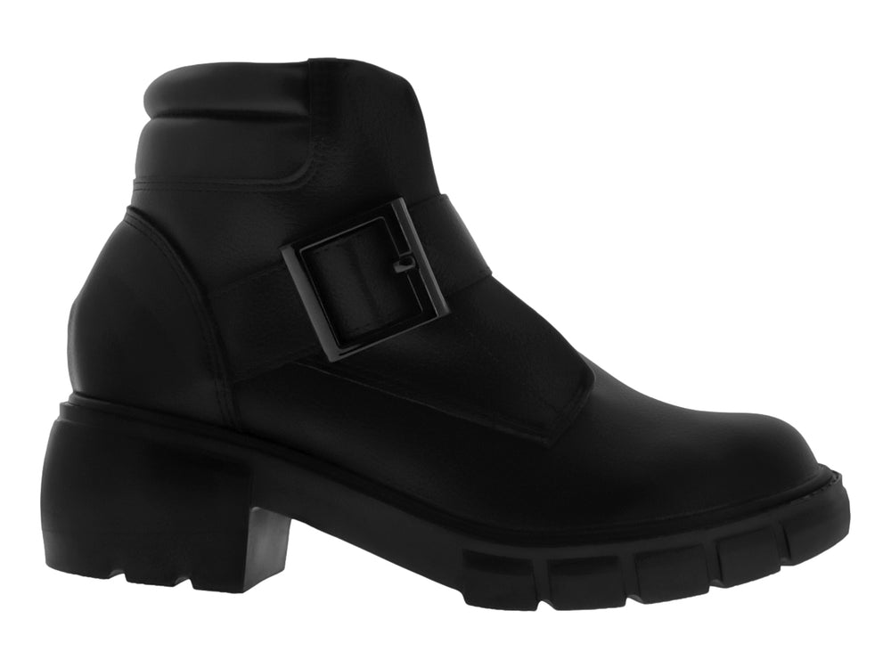 Bota negra de cuero con suela track y correa con hebilla.