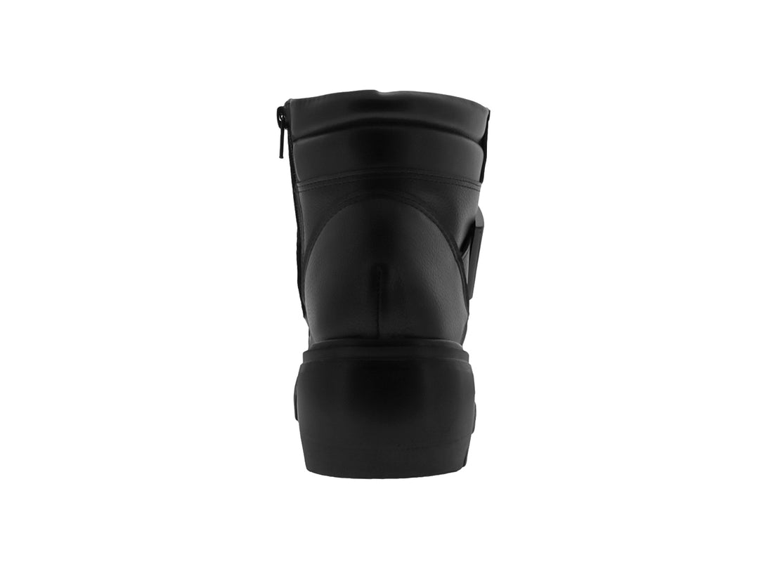Bota negra de cuero con suela track y correa con hebilla.