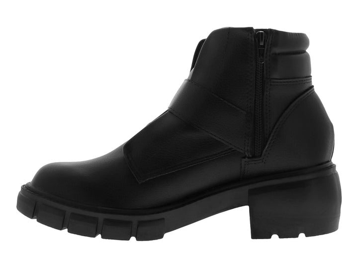 Bota negra de cuero con suela track y correa con hebilla.