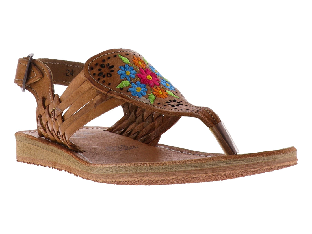 Sandalia plana de cuero color tan con bordado floral multicolor y tiras tejidas.