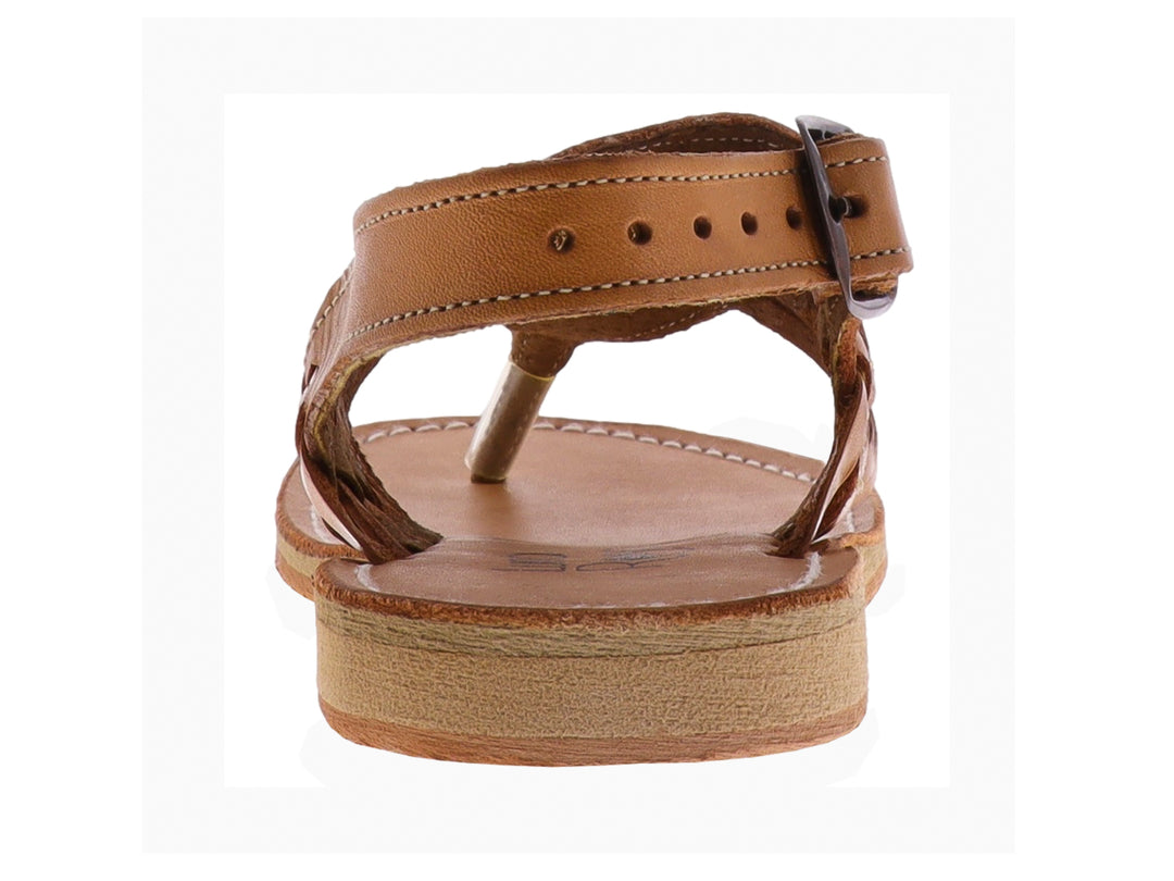 Sandalia plana de cuero color tan con bordado floral multicolor y tiras tejidas.