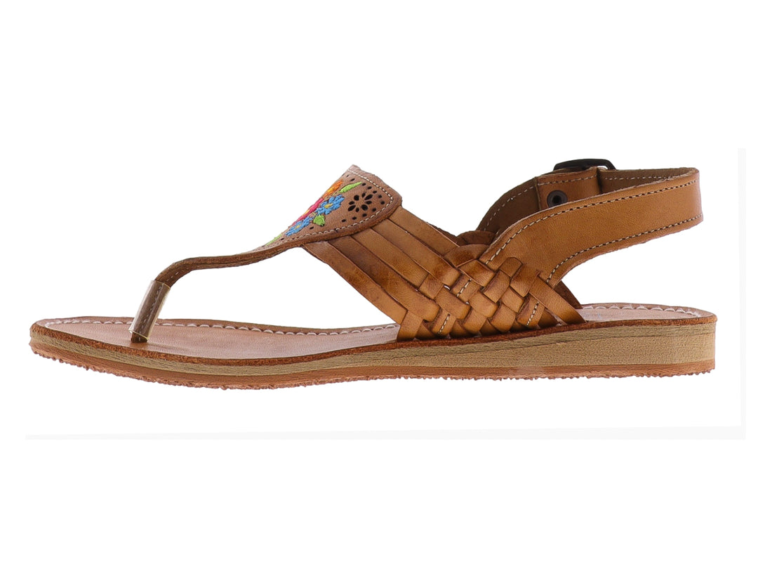 Sandalia plana de cuero color tan con bordado floral multicolor y tiras tejidas.