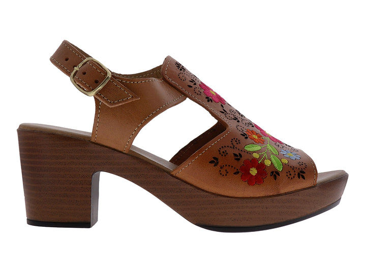 Sandalia color nuez con plataforma, tacón grueso y detalles de flores bordadas multicolores en la parte superior.