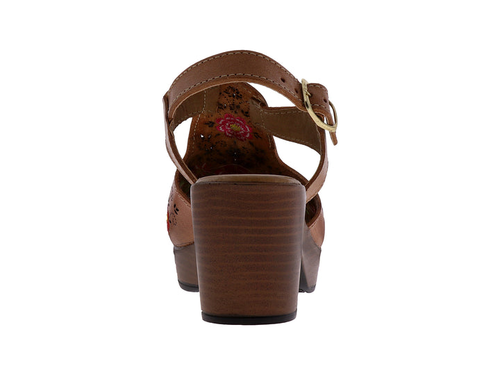 Sandalia color nuez con plataforma, tacón grueso y detalles de flores bordadas multicolores en la parte superior.