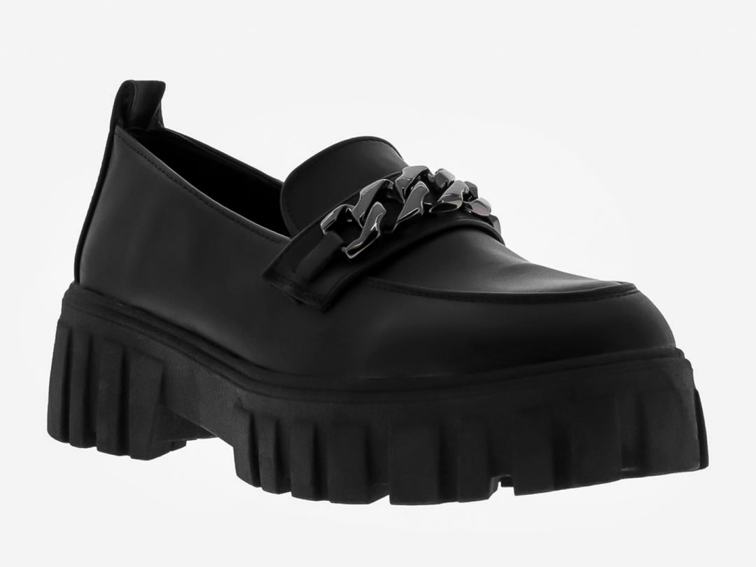 Zapato mocasín negro mate con plataforma gruesa y detalle de cadena plateada en el empeine.