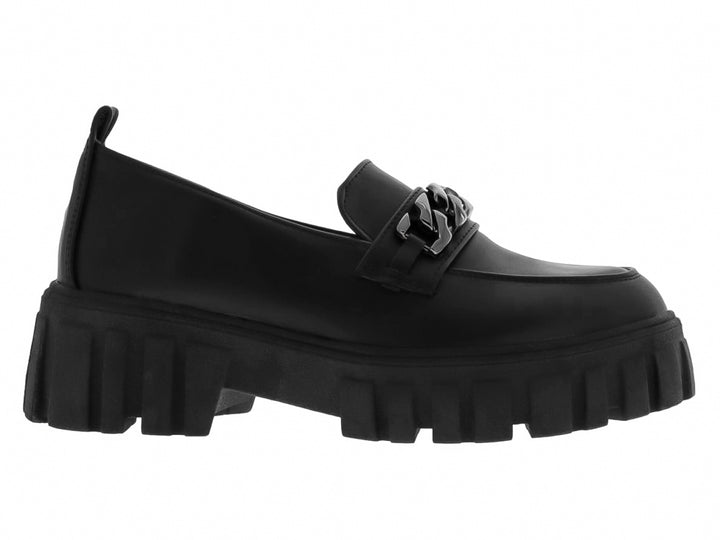 Zapato mocasín negro mate con plataforma gruesa y detalle de cadena plateada en el empeine.