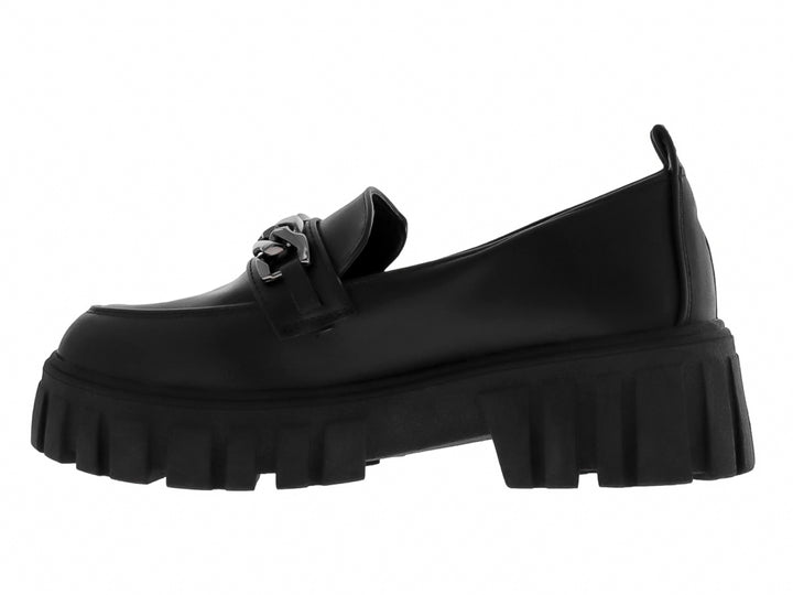 Zapato mocasín negro mate con plataforma gruesa y detalle de cadena plateada en el empeine.