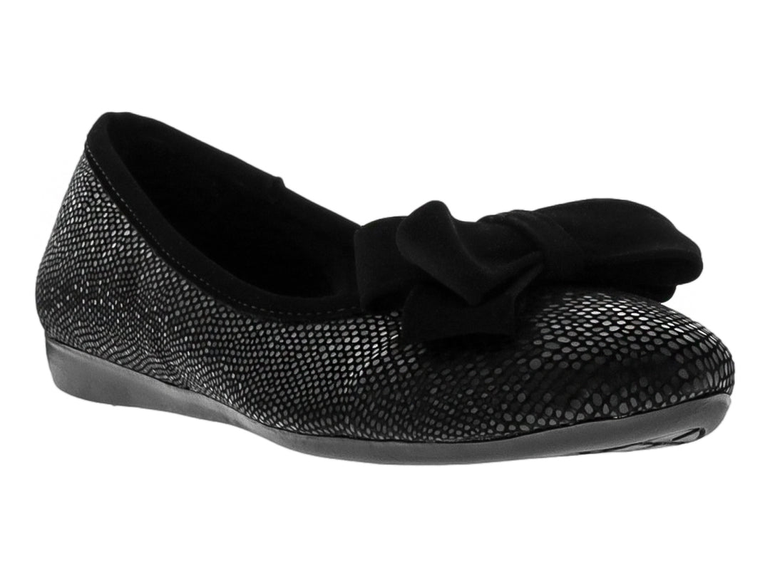 Zapato plano negro para mujer con textura de piel de reptil y un moño decorativo en la parte superior.