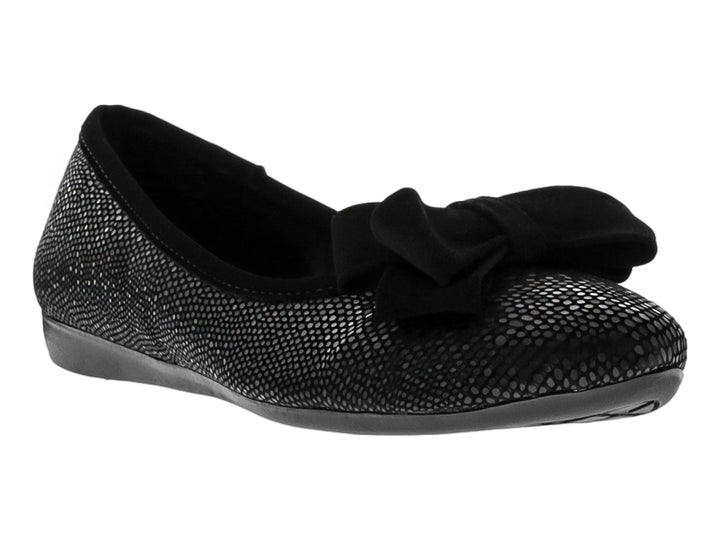 Zapato plano negro para mujer con textura de piel de reptil y un moño decorativo en la parte superior.