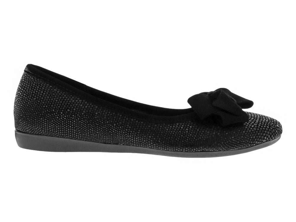 Zapato plano negro para mujer con textura de piel de reptil y un moño decorativo en la parte superior.