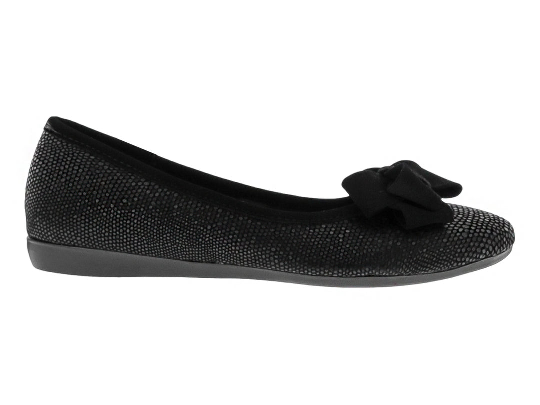 Zapato plano negro para mujer con textura de piel de reptil y un moño decorativo en la parte superior.