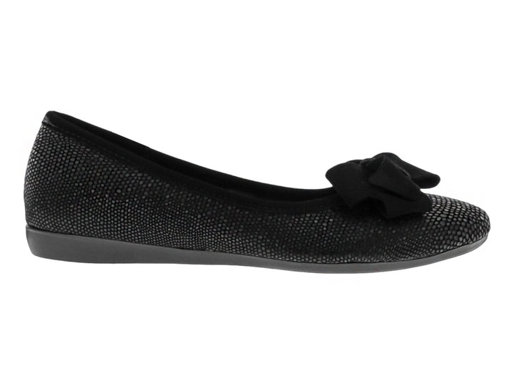 Zapato plano negro para mujer con textura de piel de reptil y un moño decorativo en la parte superior.