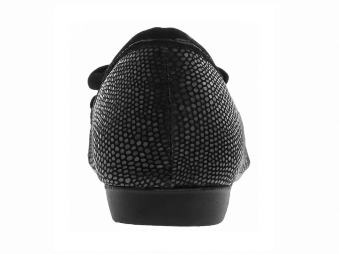 Zapato plano negro para mujer con textura de piel de reptil y un moño decorativo en la parte superior.
