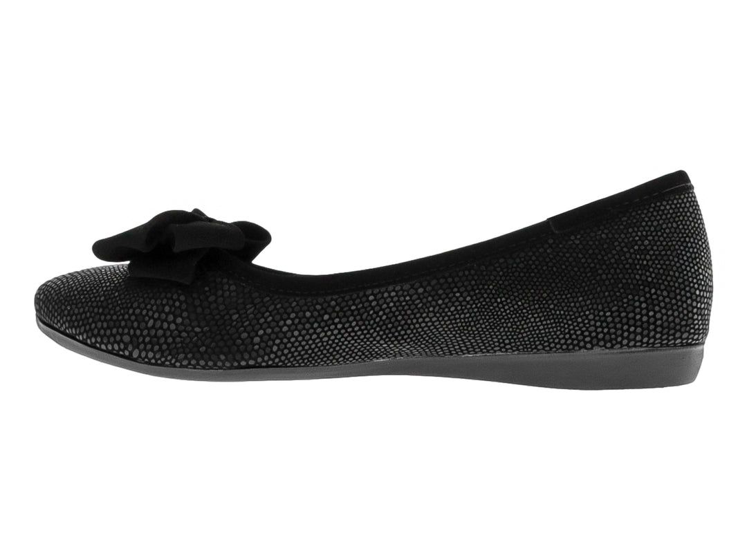 Zapato plano negro para mujer con textura de piel de reptil y un moño decorativo en la parte superior.