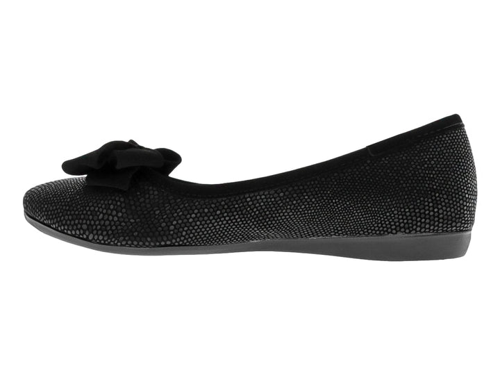 Zapato plano negro para mujer con textura de piel de reptil y un moño decorativo en la parte superior.
