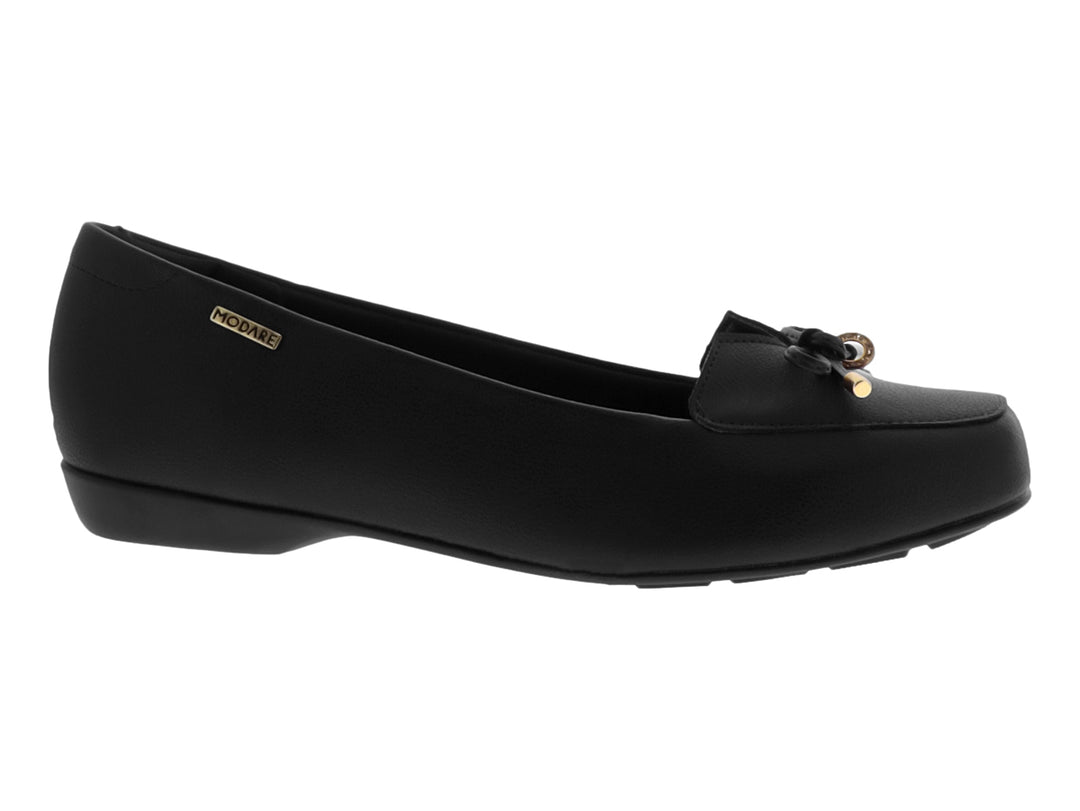 Zapato plano negro para mujer de la marca Modare con detalle de moño y puntas doradas.